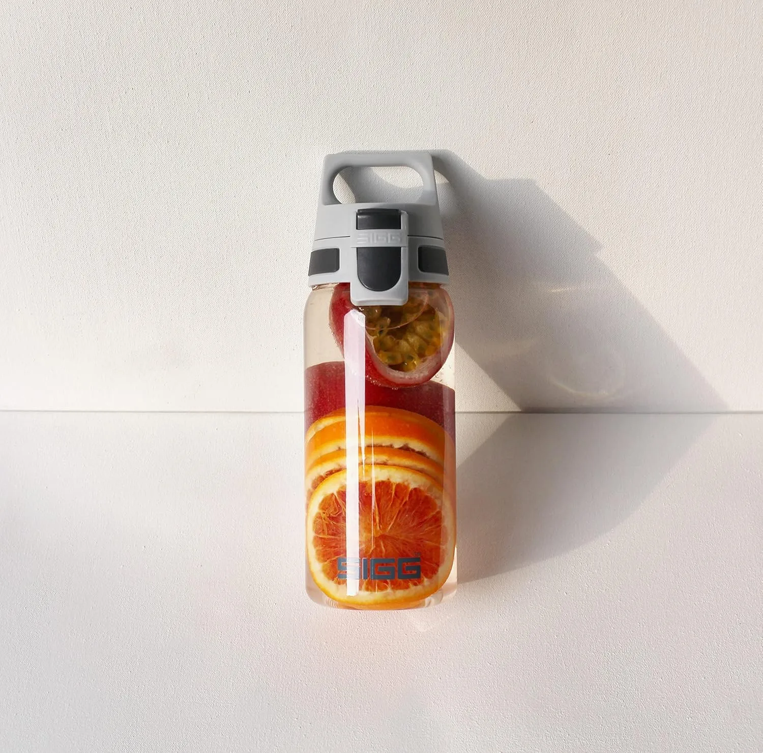 SIGG - Tritan Renew Transparent Water Bottle - Total Clear ONE MyPlanet - For Carbonated Beverages - Dishwasher Safe - With Fruit Strainer - Leakproof & Lightweight - BPA Free - 17 Oz / 25 Oz / 51 Oz